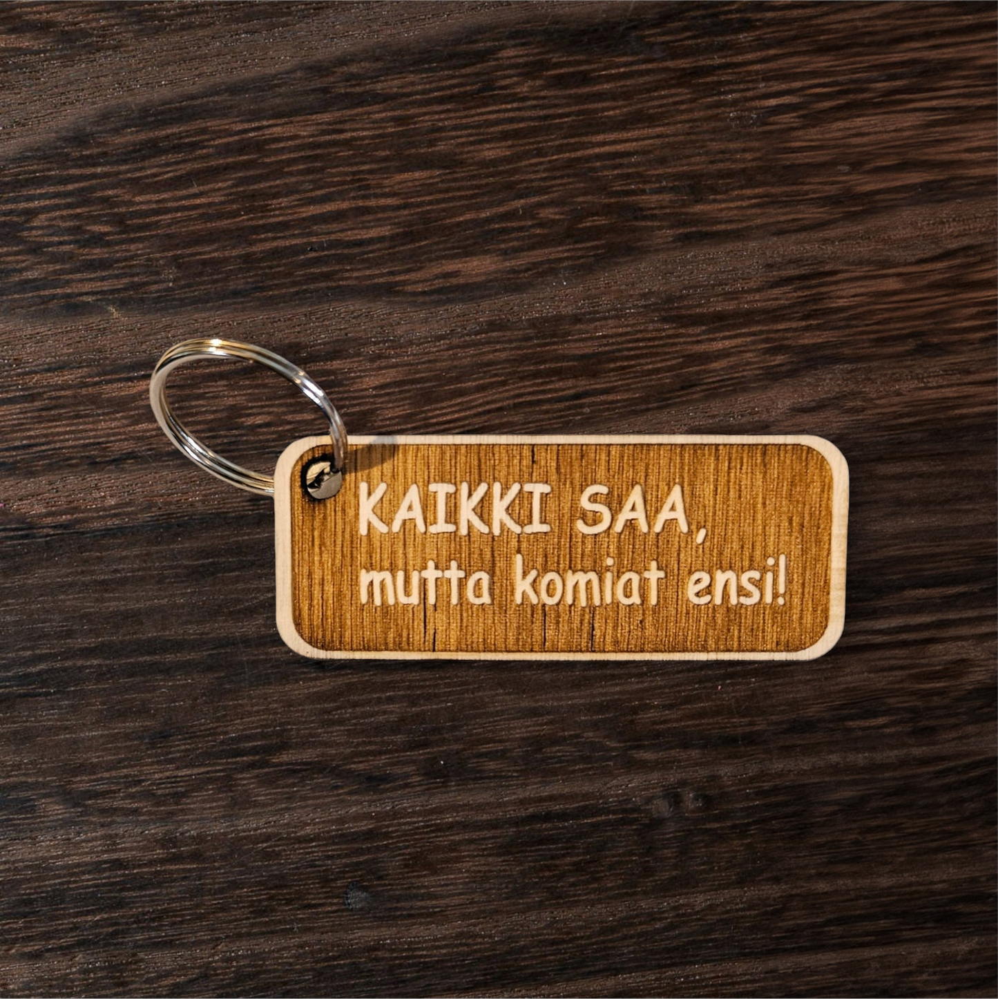 Puinen avaimenperä, Kaikki saa, mutta komiat ensi