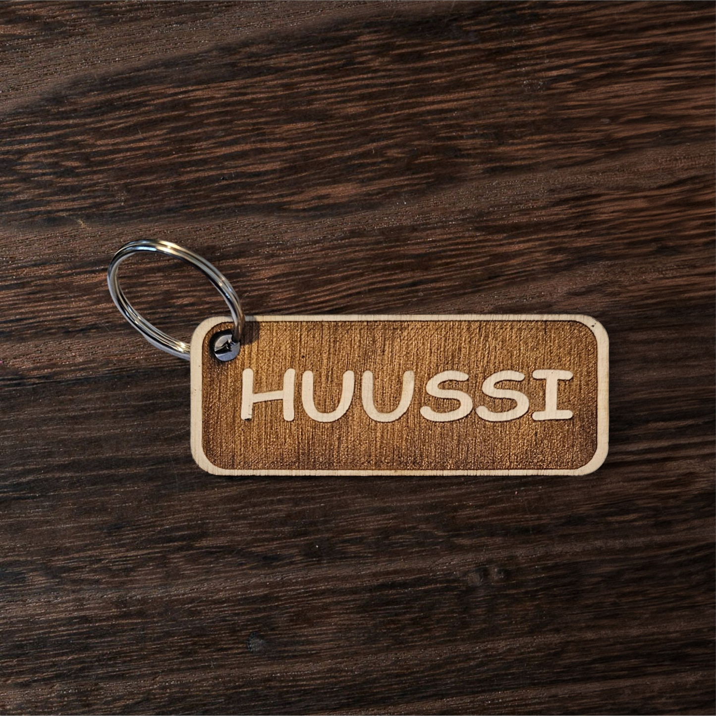 Puinen avaimenperä, Huussi -tekstillä