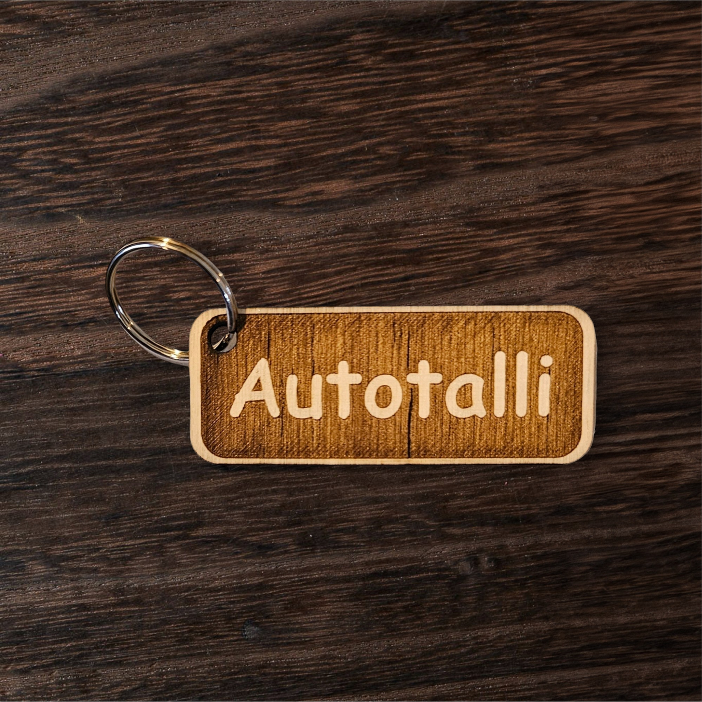 Puinen avaimenperä, Autotalli -tekstillä