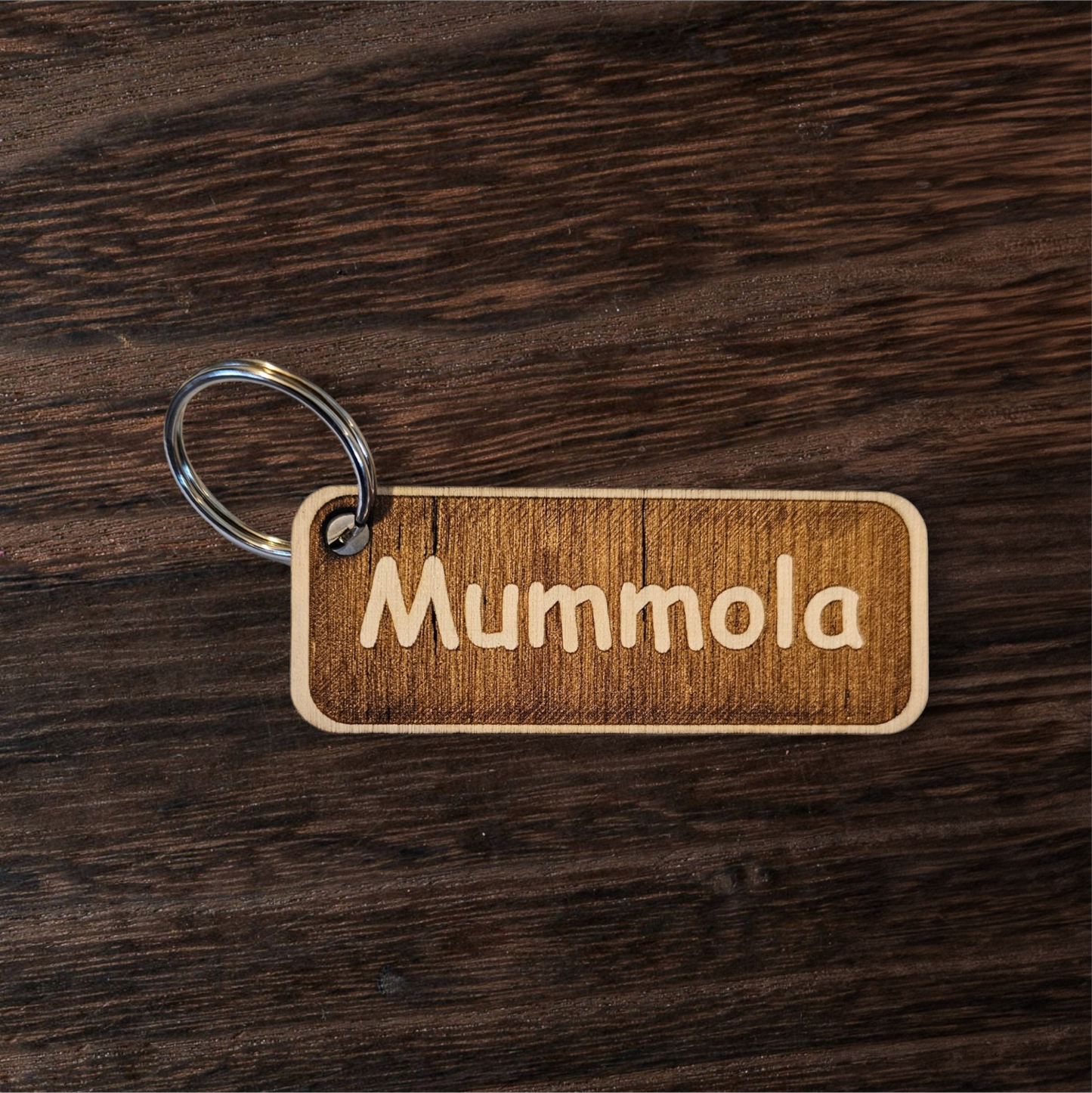 Puinen avaimenperä, Mummola -tekstillä